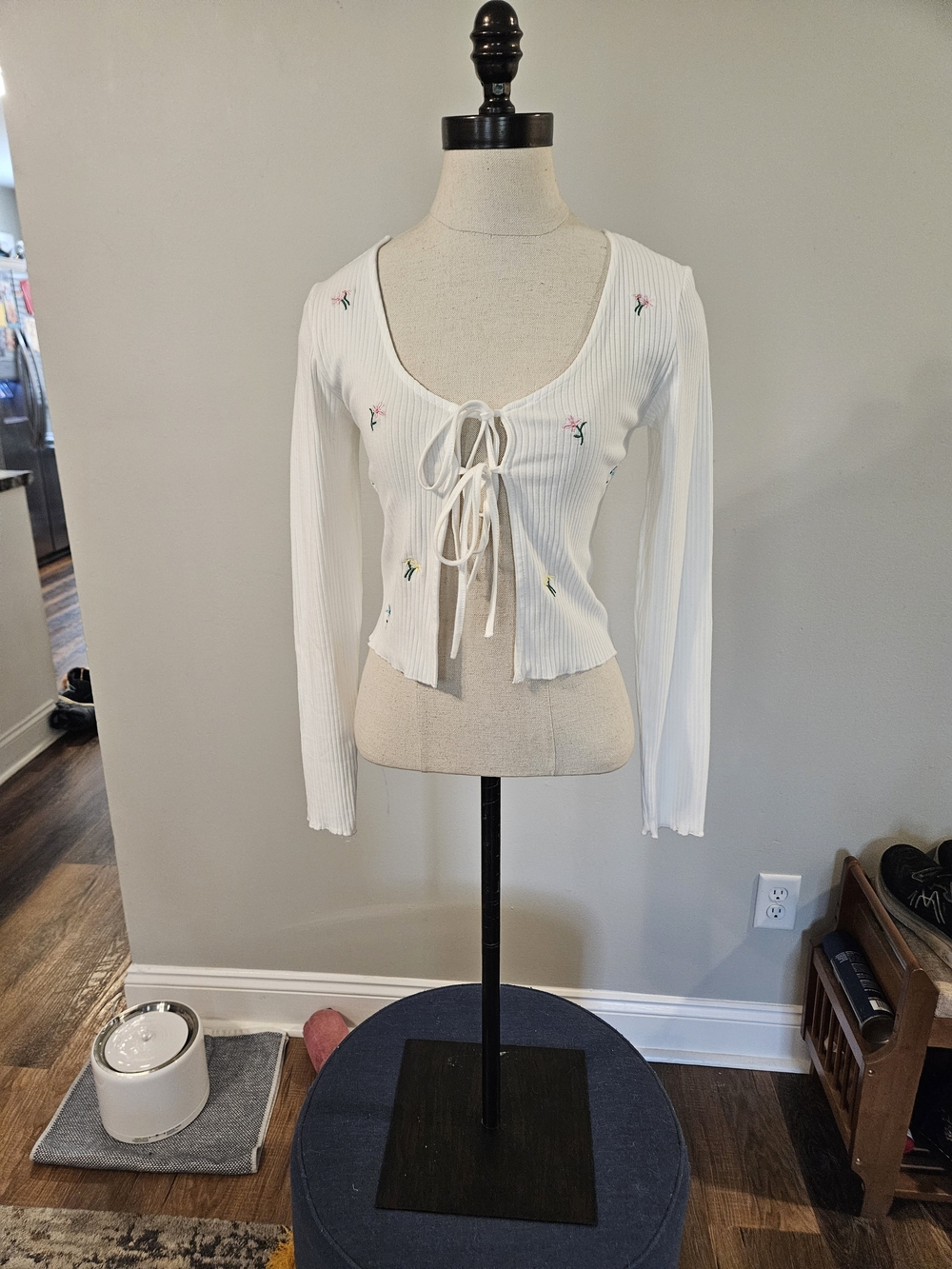 SHEIN White Ribbed Tie-Front Crop Top with Embroidered Flowers